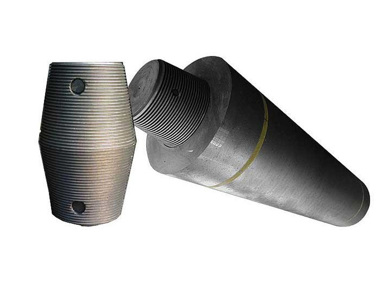 Graphite electrode with threaded nipple